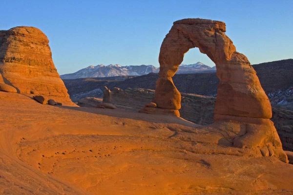 USA, Utah, Arches NP Delicate Arch at sunset